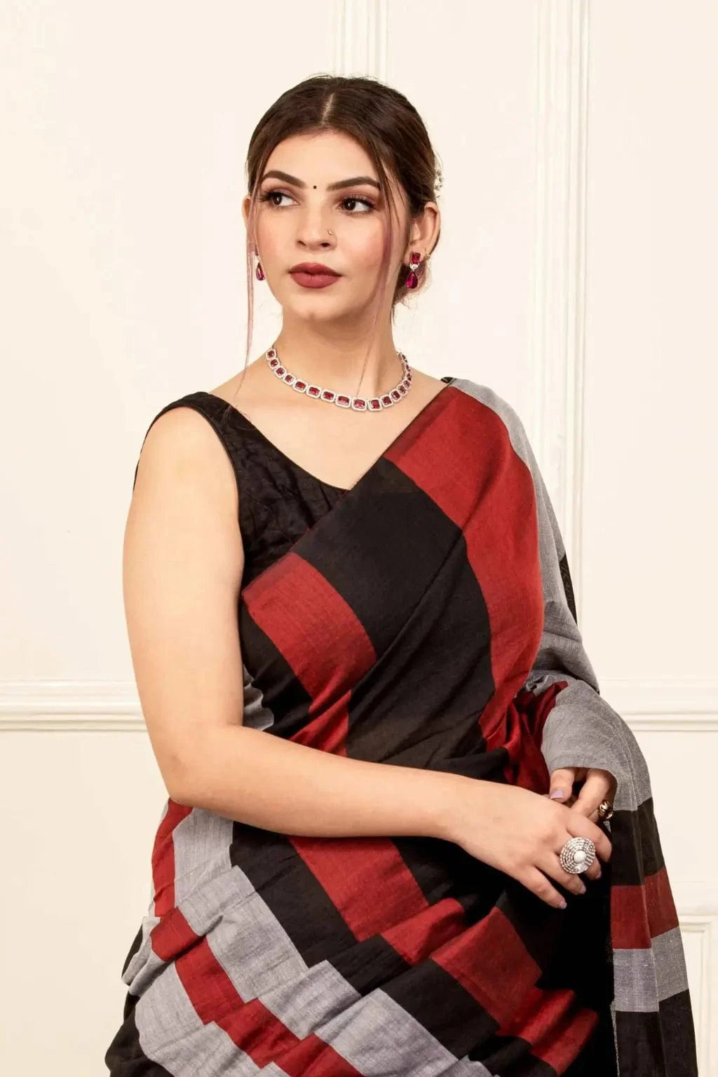 CHAUDHAVI KA CHAND | Cotton | Indidha Saree -  Chaudhavi Ka Chand – Black & Maroon Handloom Cotton Saree | Indidha  Discover the elegance of Chaudhavi Ka Chand, a handloom cotton saree in black, maroon, and grey. Lightweight, breathable, and boldly beautiful—shop now at Indidha.