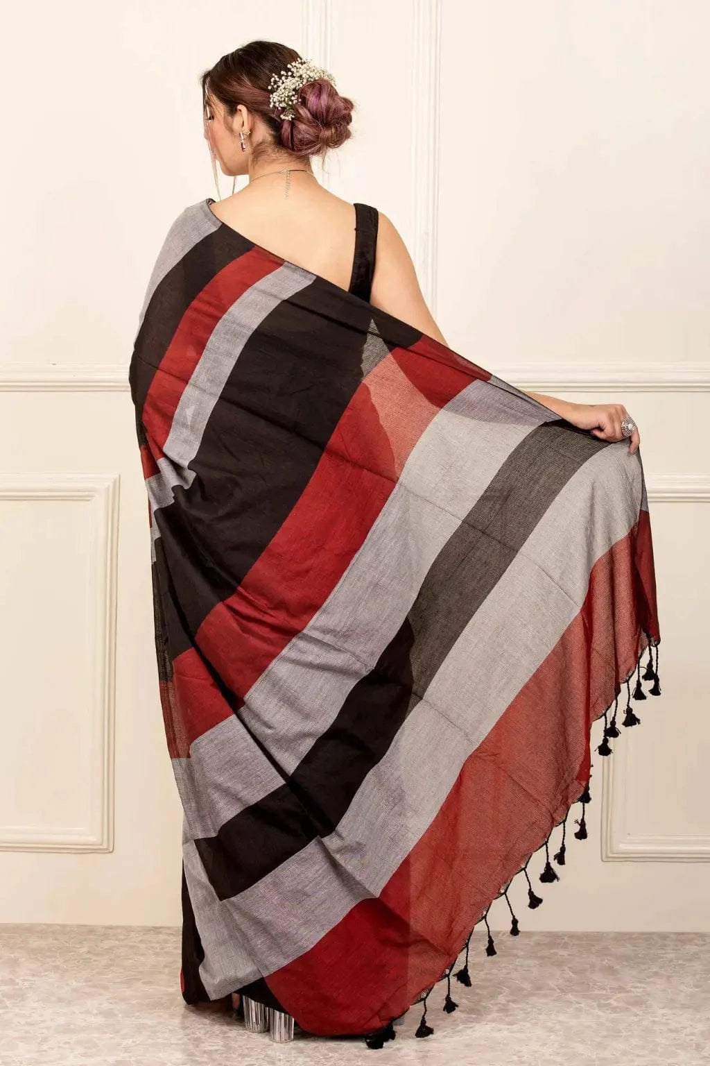 CHAUDHAVI KA CHAND | Cotton | Indidha Saree -  Chaudhavi Ka Chand – Black & Maroon Handloom Cotton Saree | Indidha  Discover the elegance of Chaudhavi Ka Chand, a handloom cotton saree in black, maroon, and grey. Lightweight, breathable, and boldly beautiful—shop now at Indidha.